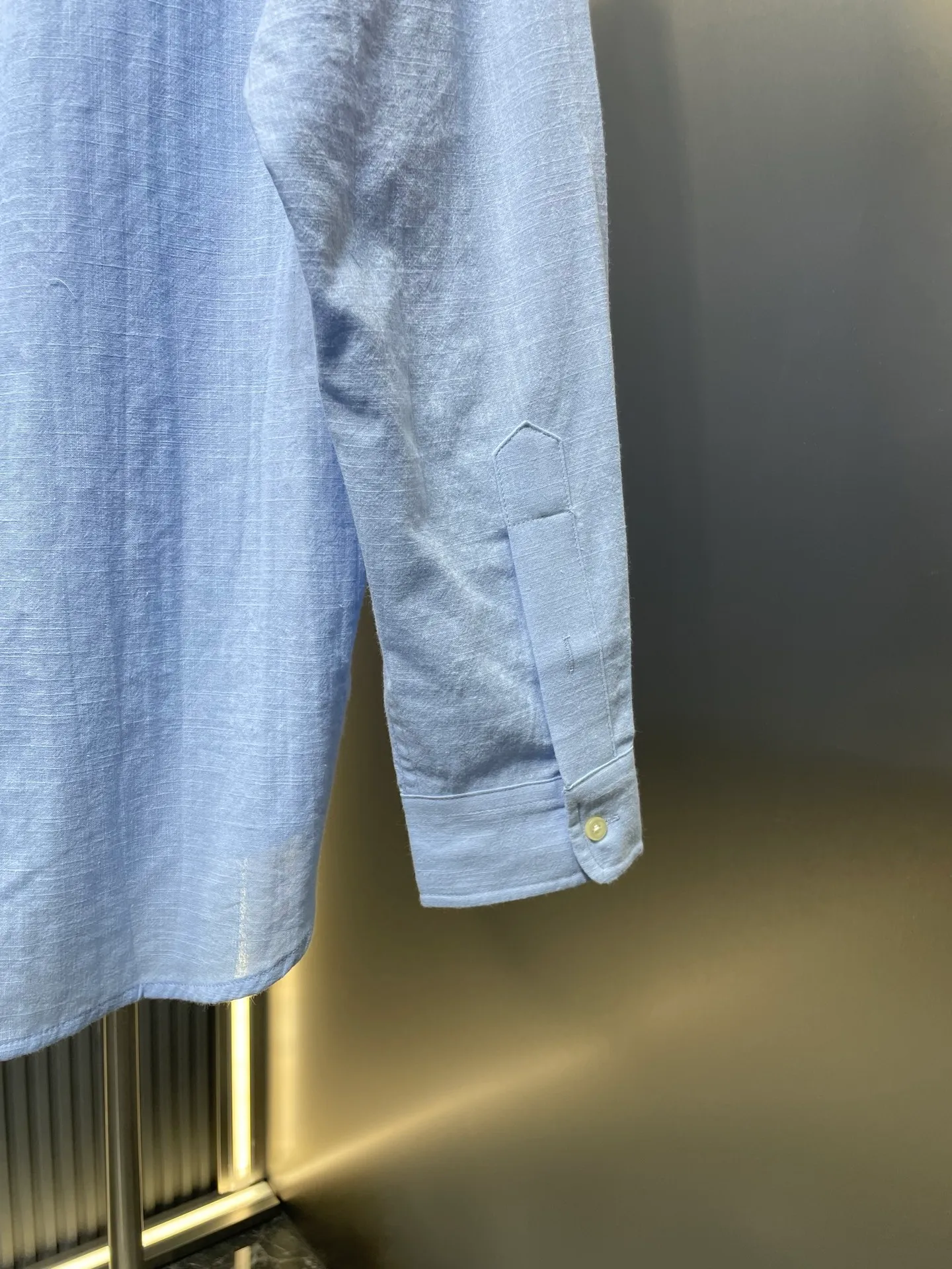 P430 Ralph Lauren 🌟[Top Original] Embroidered linen shirt. Selected high-quality linen material with natural texture and breathability. Tight and smooth, comfortable and close to the skin. Stunning appearance with a touch of pure white. The iconic pony embroidery is like a smart note jumping on the white canvas. Simple but highly recognizable. The clever design of the outer pleated split back shoulder adds a sense of agility and detachment in a minimalist shape. Contains the soul of fashion. Process 1: Adopt imported machine embroidery technology and use advanced computer control systems and precision mechanical components to achieve the iconic pony embroidery operation with high precision and smooth and delicate lines. Process 2: Adopt side-turning buried clamp stitching process, which is smooth and tidy. Process 3: The fabrics have been washed and have a better hand feel. Not easy to deform, not easy to shrink, not easy to fade, and maintain long-term beauty. Accessories: Customized 1:1 thick plate resin buckle Customized 1:1 Ralph Lauren trademark Fit: Loose fit Size: S M L XL